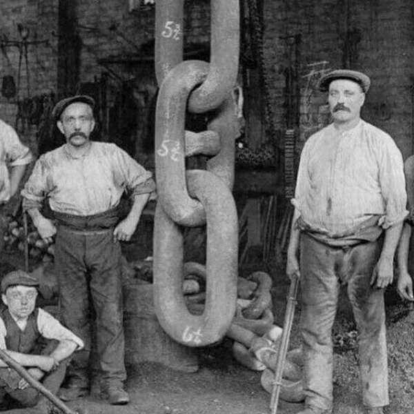 Рабочие рядом с цепью, которая держала якорь Титаника