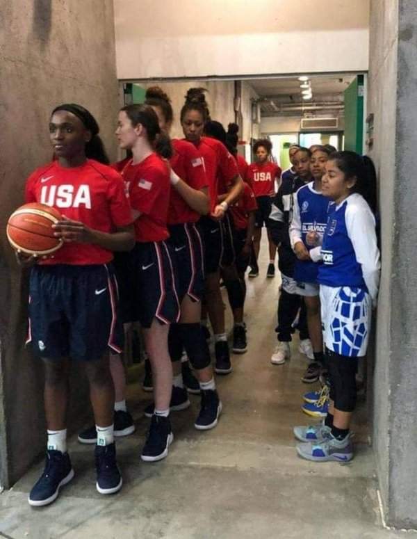 Команда США по баскетболу среди девушек младше 16 лет и такая же команда Сальвадора