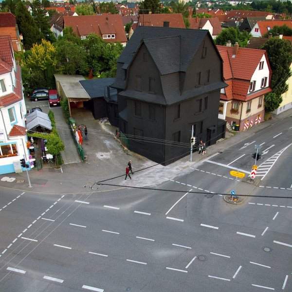 Загадочный чёрный дом в немецком Штутгарте