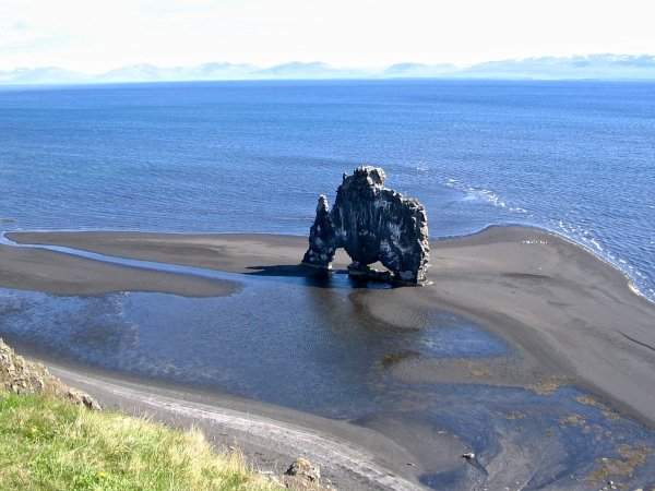 Хвитсеркюр — базальтовая скала на берегу полуострова Ватнснес, Исландия