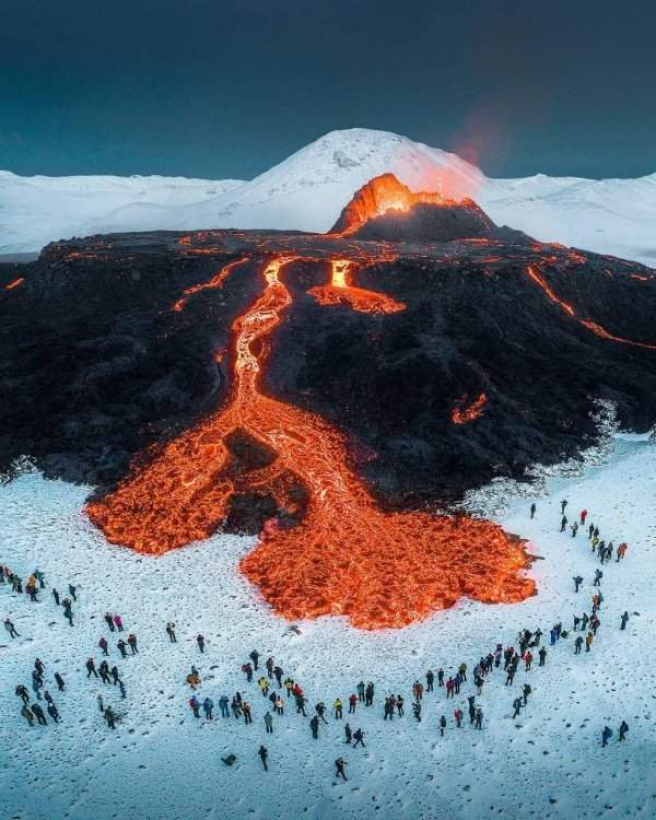 Вид сверху на извержение вулкана Фаградальсфьядль в Исландии, которое началось в марте 2021 года