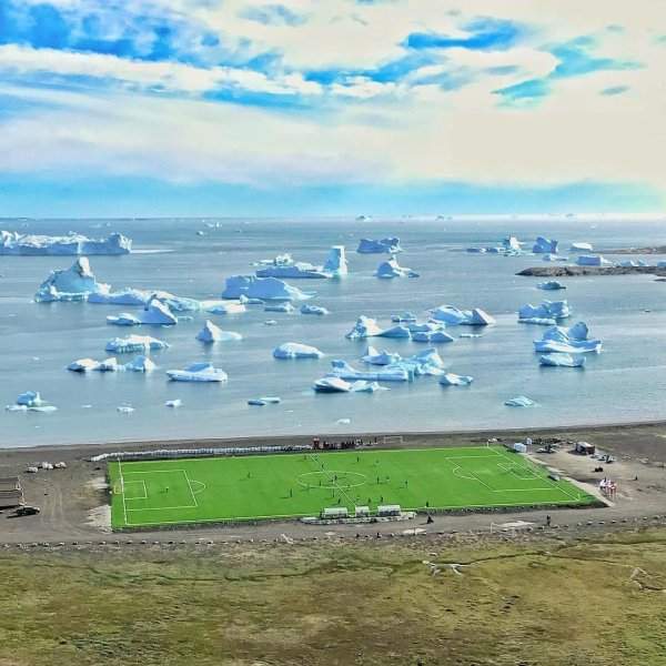 Вероятно, самое живописное футбольное поле в мире, Гренландия