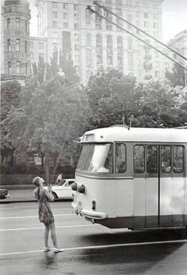 Девушка и троллейбус. СССР. 1975 г.