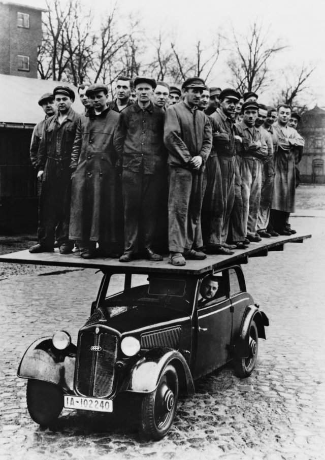 Проверка на прочность деревянного кузова DKW F8. На едущем автомобиле стоят не менее 28 человек. Германия, 1939 год.