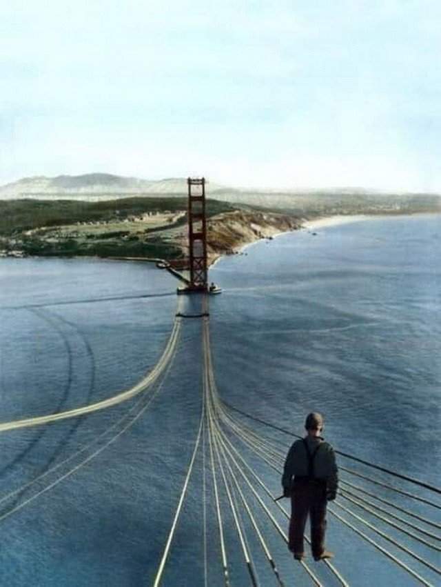 Рабочий, стоящий на недостроенном мосту &quot;Золотые Ворота&quot;, Сан-Франциско, 1935 год.