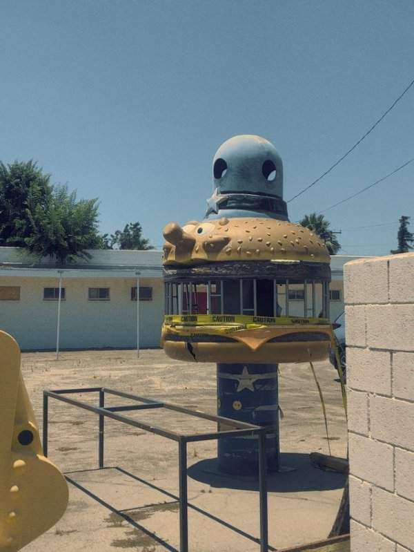 Заброшенная игровая площадка Майора МакЧиза на месте Макдональдса в Калифорнии