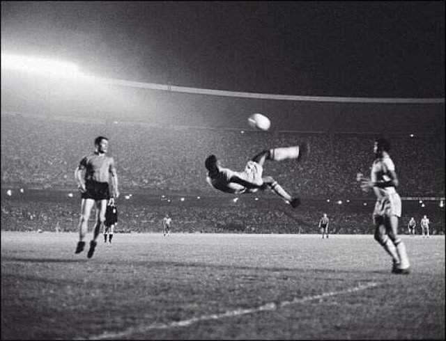 Знаменитый удар Пеле на стадионе «Маракана» в Рио-де-Жанейро, Бразилия, 1965 год.