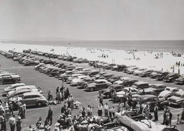 Парковка рядом с пляжем в Калифорнии. США, 1952 год