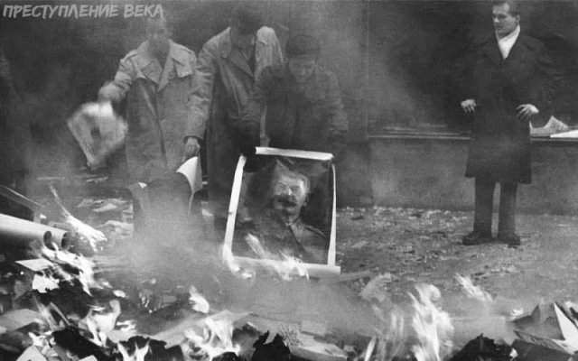 Венгерские повстанцы сжигают портрет Сталина, 1956 год.