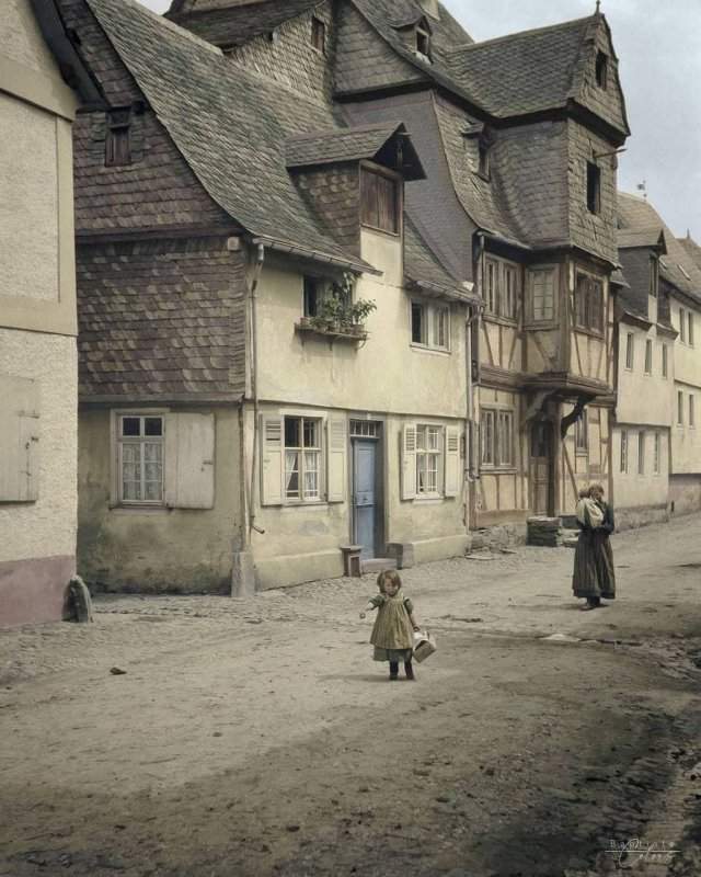 Девочка с корзиной идет по грунтовой дороге. Германия, 1904 год.