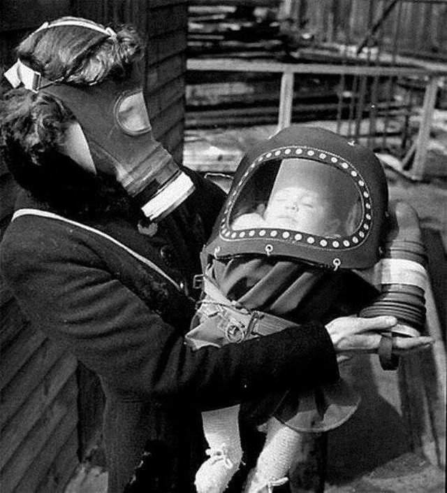 Специальные противогазовые люльки для младенцев, 1942 г. Англия.