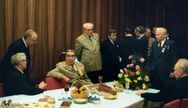 Леонид Ильич отдыхает в комнате отдыха Дворца съездов. Москва, 1971 год