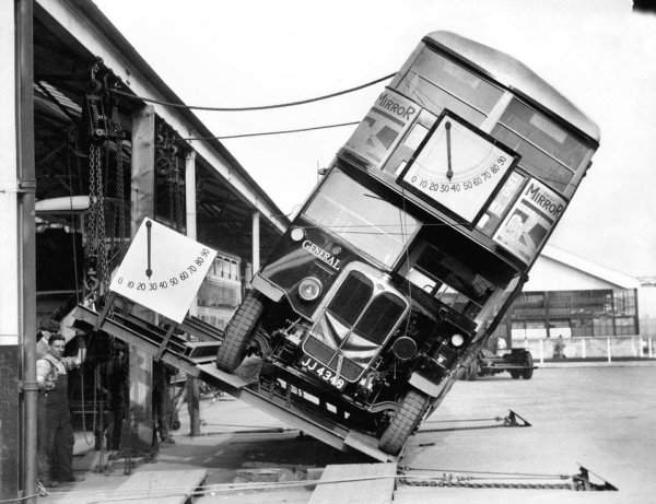 Как производители двухэтажных автобусов доказывали, что те не упадут на бок, 1933 год