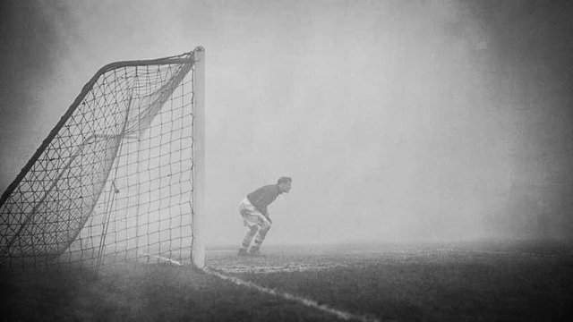 Вратарь Сэм Бэртрэм в одиночестве караулит ворота, даже не подозревая, что игра была прервана из-за тумана 15 минут назад, 1937 год.