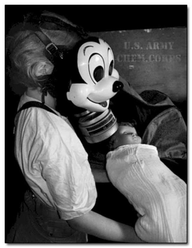 Девочка в противогазе Disney Mask. Во время Второй Мировой Войны были представлены дружественные детские противогазы от Диснея.