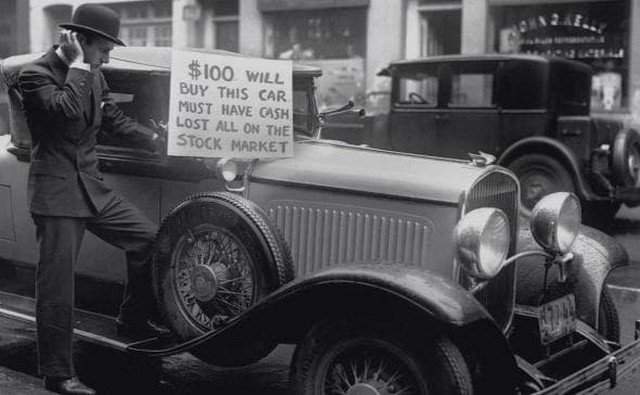 Мужчина пытается продать машину после обвала на фондовой бирже во время Великой Депрессии, 1929 год. Надпись «Отдам за 100$, наличкой, потерял всё на бирже»