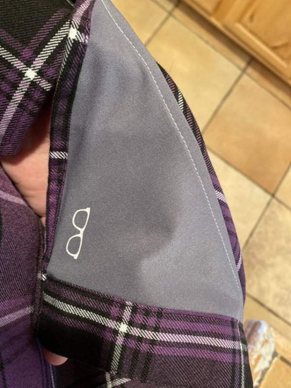 В мою рубашку вшит кусочек ткани, которая подходит для чистки очков
