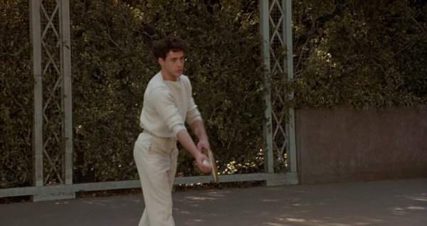 Роберт Дауни-младший учился держать теннисную ракетку и играть на скрипке левой рукой для фильма «Чаплин» (1992)