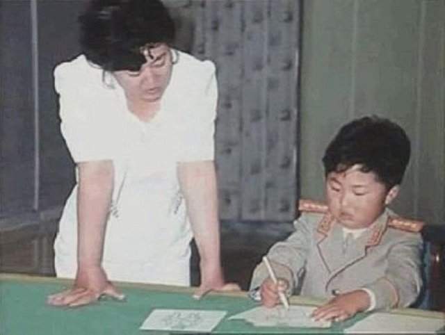 Будущий Корейский военный деятель Ким Чен Ын и его первая учительница, 1990-е