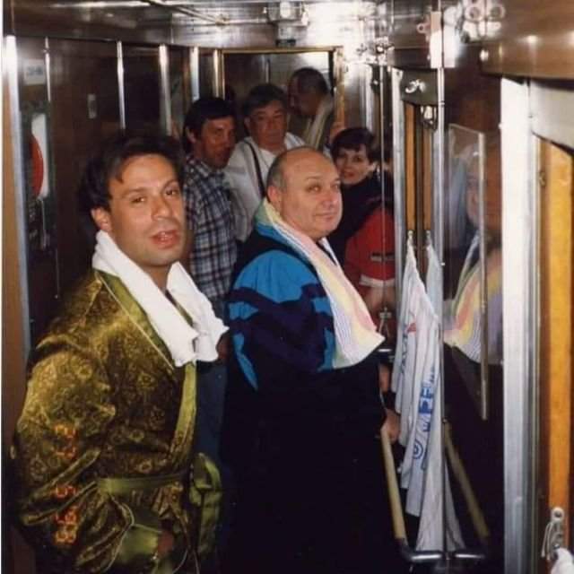Ефим Шифрин, Михаил Жванецкий, Клара Новикова, Евгений Весник и другие в очереди в туалет в поезде. Начало 1990-х.