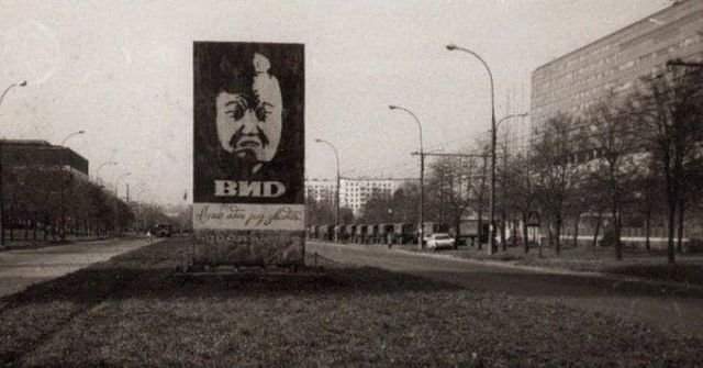 Рeкламный щит телекомпании ВИD около телецентра Останкино в Москве. 1993 год
