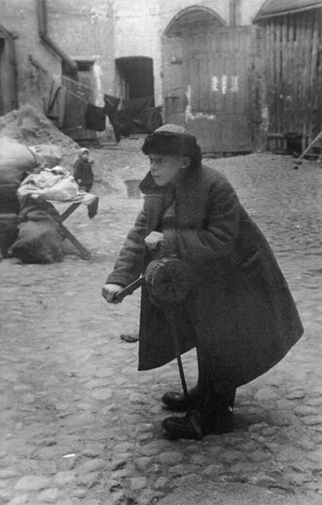 Школьник Андрей Новиков дает сигнал воздушной тревоги. Ленинград, 10 сентября 1941 года