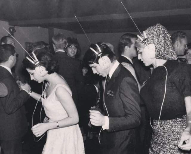 Hoчной клуб в Пaриже, где каждый сам выбирает под какую музыку танцевать, настраивая её в своих наушниках, 1963 год.