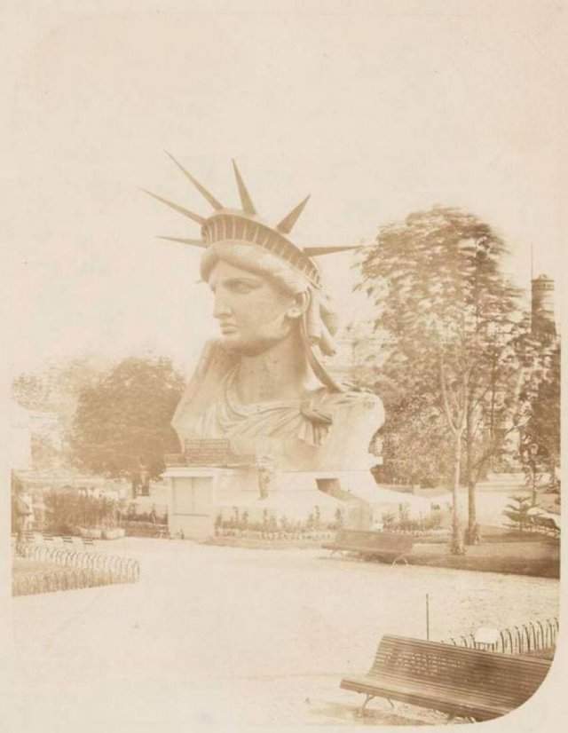 Голова статуи Свободы в парижском парке. Франция, 1883 год.