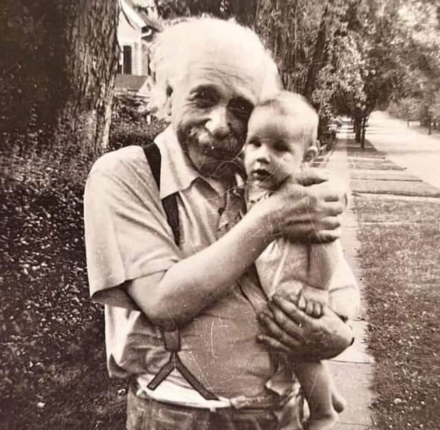 Альберт Эйнштейн с маленьким соседом, 1951 год.