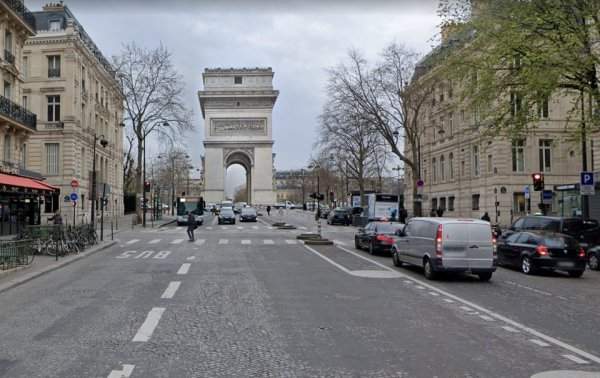 Триумфальная арка, Париж. Вид сбоку