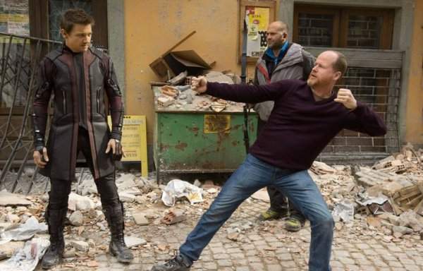 Режиссер картины «Мстители: Эра Альтрона» Джосс Уидон показывает Джереми Реннеру, как правильно стрелять из лука