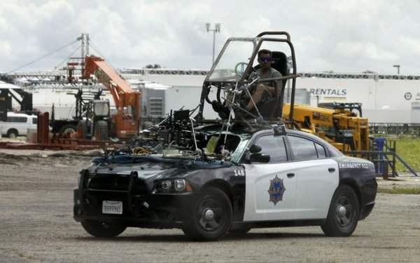 Вот так происходило управление полицейской машиной на съемках фильма «Терминатор: Генезис»