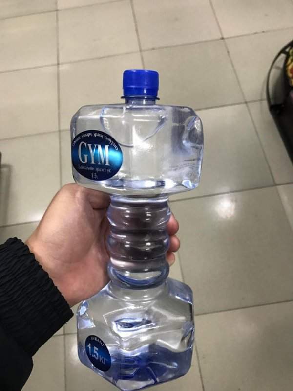 Бутылка воды в виде гантели