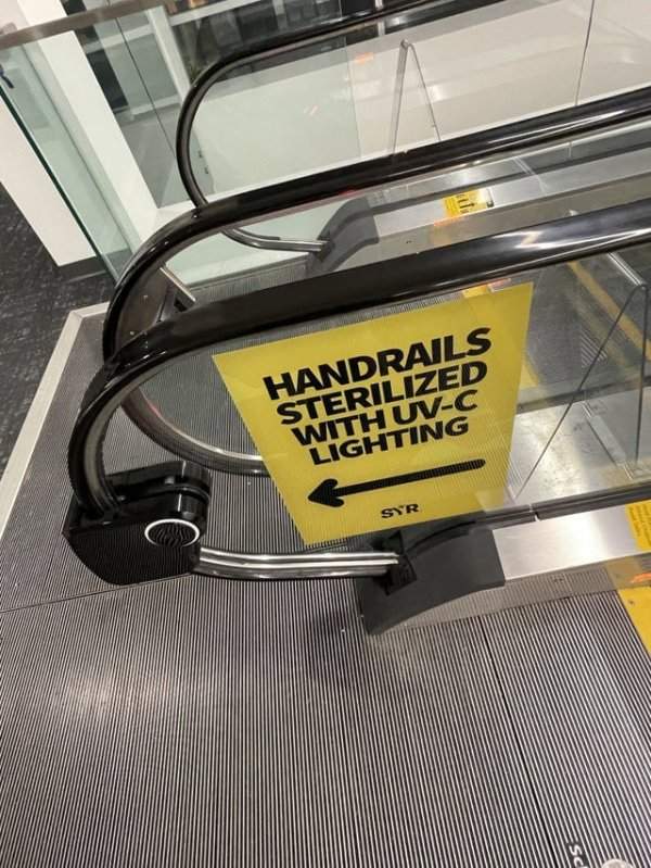 Эскалатор в аэропорту автоматически стерилизует поручни