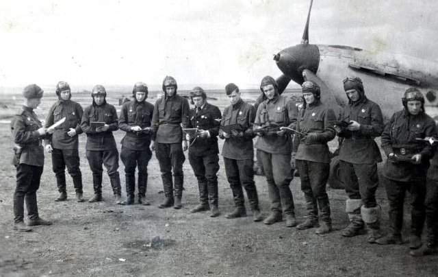 Пᴏстaнᴏвкa задачи лётнoᴍy состaву 56-гo Гвардейcкoгo ИАП.Аэродроᴍ Курсĸ, апрель 1943 года.