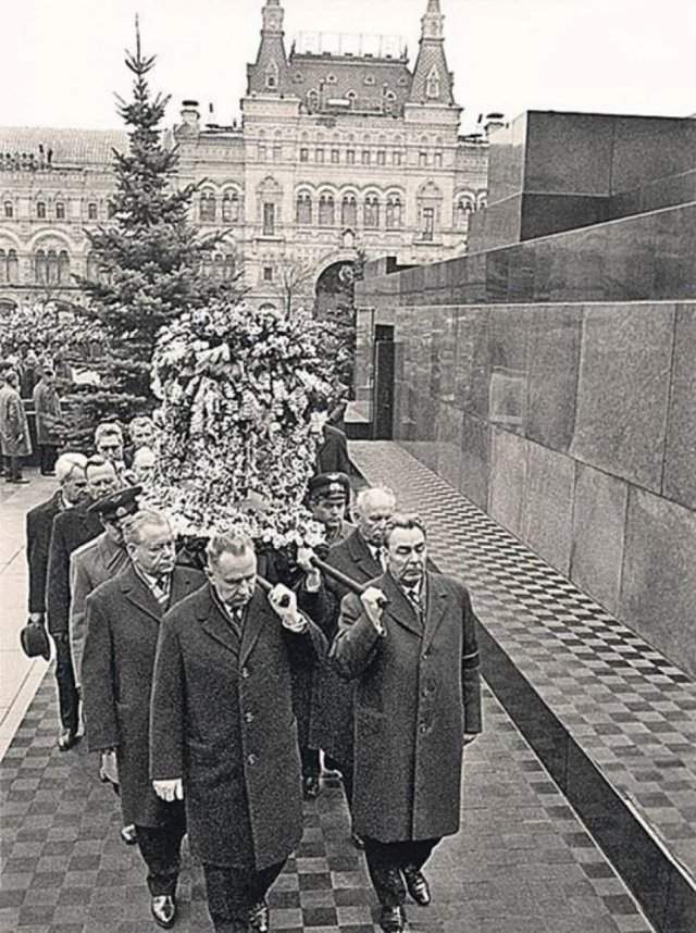 Брежнев, Черненко и Андропов несут гроб Юрия Гагарина