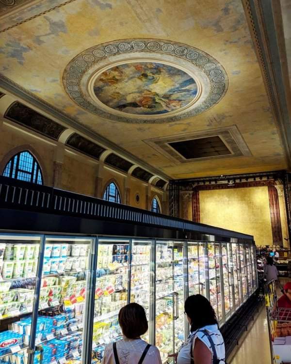 В стенах старинного венецианского театра открылся супермаркет
