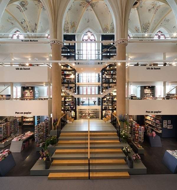 В Нидерландах умеют выбирать места для книжных магазинов: вот так преобразилась церковь