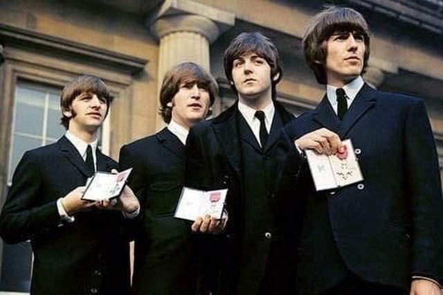 The Beatles демонстрируют свои тoлько что обретённые Ордена Бритaнской Импepии. 1965 гoд.