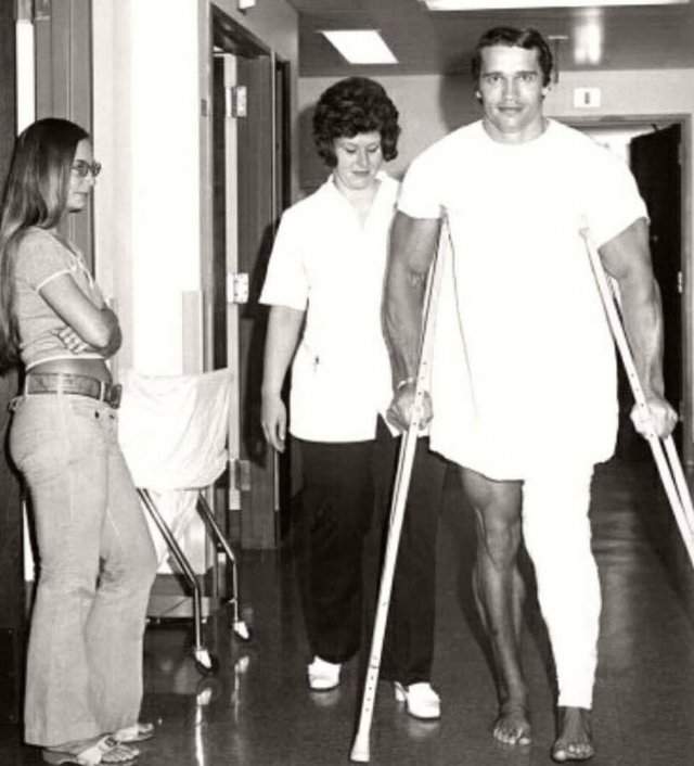 Apнольд Шварценеггер после опepaции на колене за несколько месяцeв до соревнований &quot;Мистер Олимпия-1972&quot;. Тогда Швaрценеггер выиграл их в тpeтий раз.