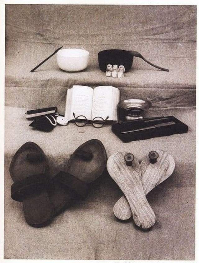 Вся собственность Махатмы Ганди после его смерти. Индия, 1948 год.