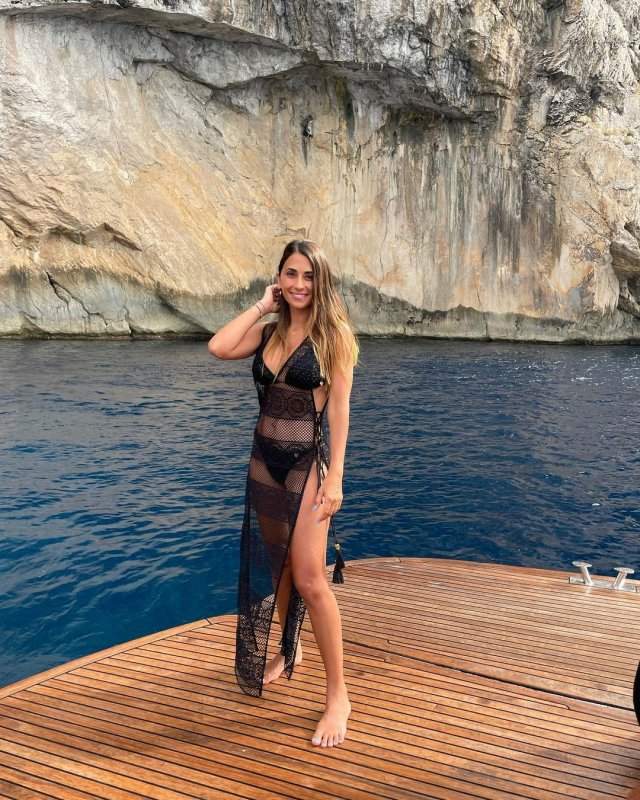 Антонелла Рокуццо - жена футболиста Лионеля Месси в черном купальнике на яхте