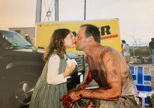 Брюс Уиллис и его дочь Румер на съёмках «Крепкого орешка»