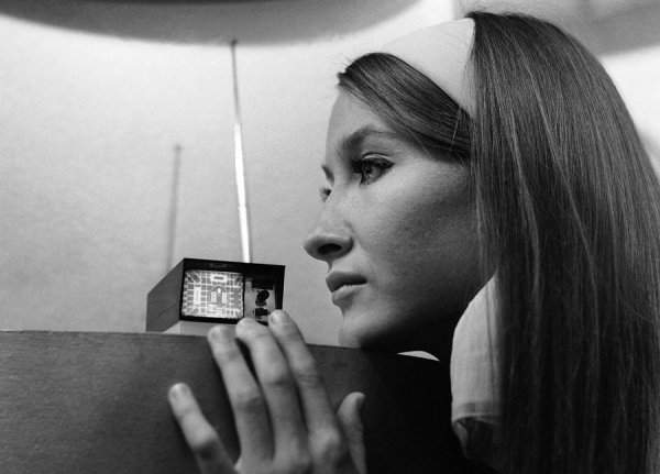 Карманный мини-телевизор, разработанный предпринимателем Клайвом Синклером, 1966 год
