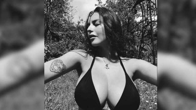 Участница Pussy Riot Рита Флорес (Маргарита Коновалова): горячая активистка в черном купальнике