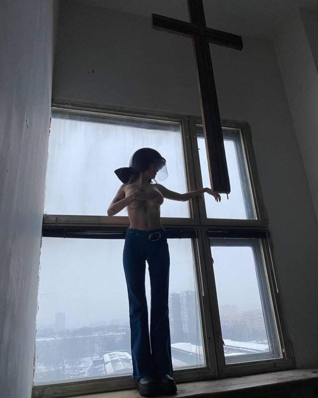 Участница Pussy Riot Рита Флорес (Маргарита Коновалова): горячая активистка голая стоит у окна в шляпе