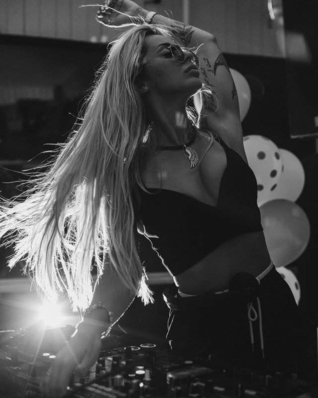 DJ МАША СИЛУЯNOVA (Мария Силуанова) - горячая девушка певица Данко в черном топе с декольте