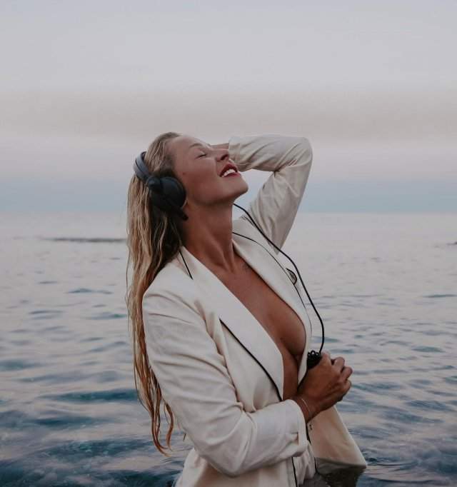 DJ МАША СИЛУЯNOVA (Мария Силуанова) - горячая девушка певица Данко в белом пиджаке на голое тело