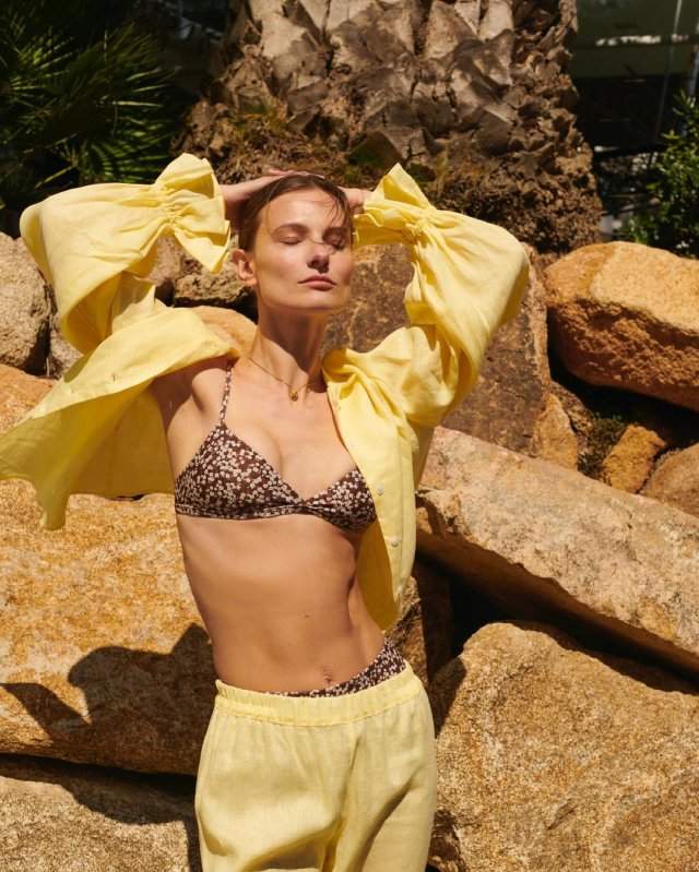 Украинская модель Татьяна Рубан, снявшаяся в клипе Светланы Лободы Indie Rock в купальнике и желтой рубашке