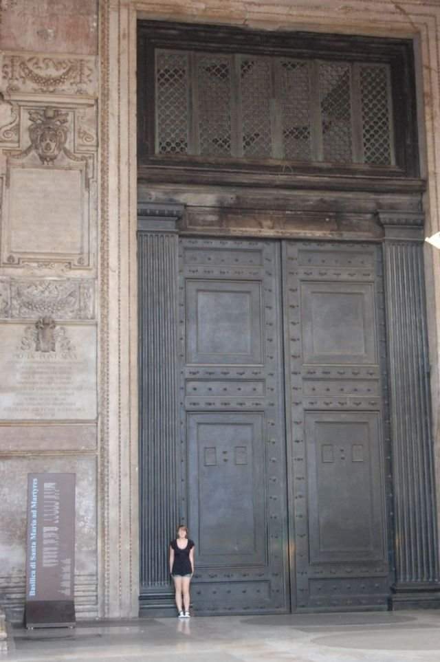 Дверь в Пантеоне, Рим